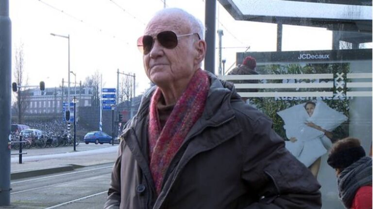 Padre larga a batina e vira astro pornô gay após os 80 anos