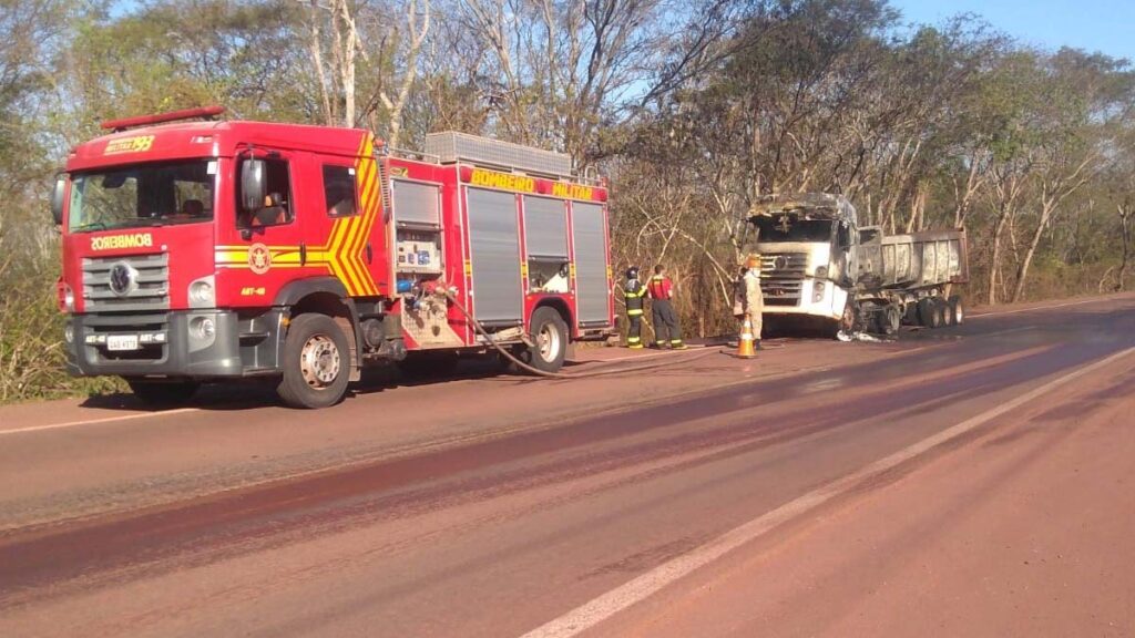 Caminhão pega fogo na BR-262 e mobiliza equipes do Corpo de Bombeiros em Corumbá 2 fogo caminhao2