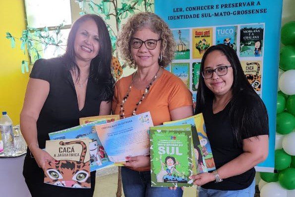 Escolas da REE de Corumbá recebem kit de livros infanto-juvenis escritos por Mara Calvis 2 livros escola