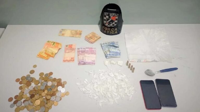 Homem é flagrado pela PM comercializando drogas em frente de casa no Centro América