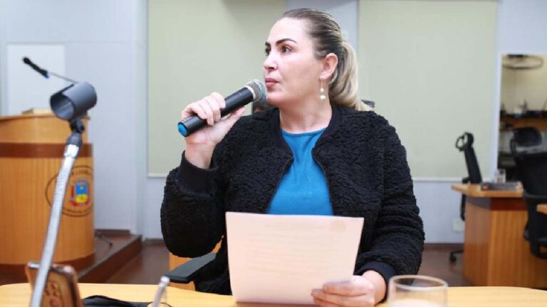 Vereadora pede informações sobre projeto de ampliação da rede de esgoto na cidade