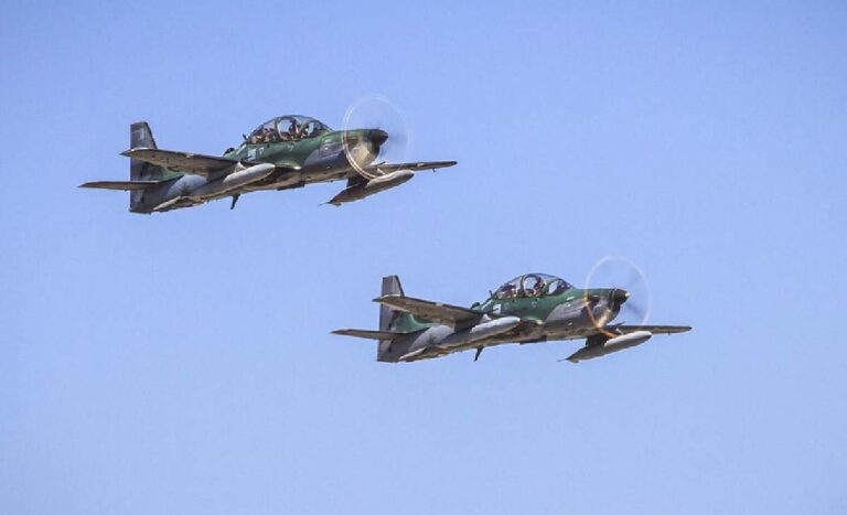 Super Tucanos da FAB interceptam aeronave que transportava mais de 500 Kg de drogas em MS