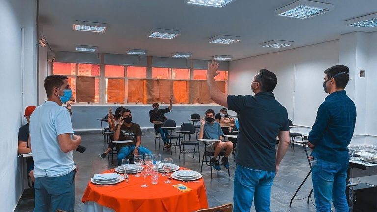 Curso de garçom está com 30 vagas abertas em Campo Grande