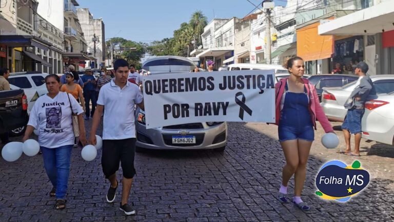 Passeata nas ruas do centro pede justiça por morte de bebê no pronto-socorro de Corumbá
