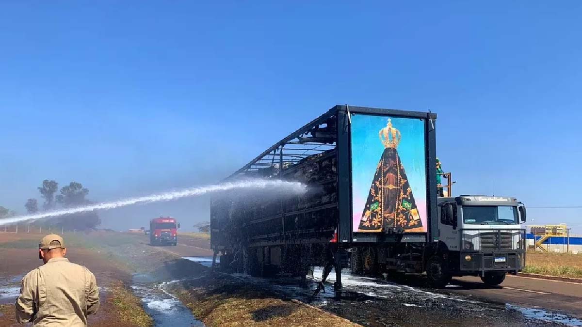 Você está visualizando atualmente VÍDEO: Painel de Nossa Senhora fica intacto após fogo destruir carreta em MS