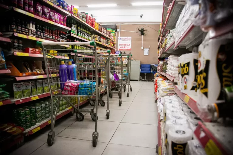 Deflação? Quase 140 preços pesquisados pelo IBGE acumulam alta superior a 10% em um ano