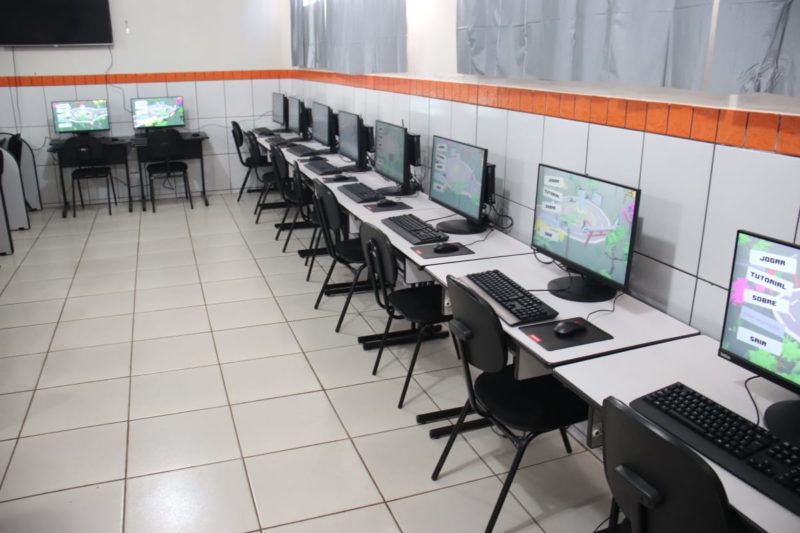 Prefeitura de Dourados completa entrega de novos computadores em 11 escolas municipais 2 computadores