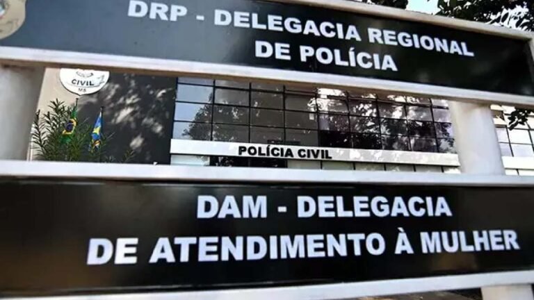 Polícia Civil prende homem condenado por descumprir medida protetiva em Corumbá. Mandado foi cumprido pela Delegacia de Atendimento à Mulher.