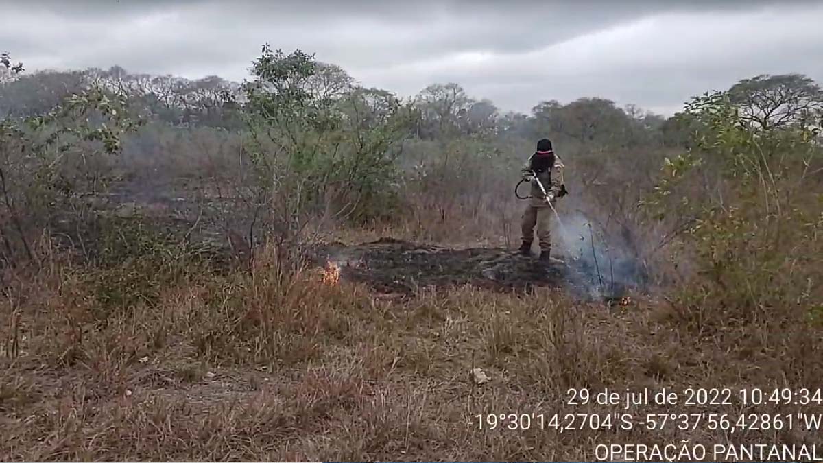 Leia mais sobre o artigo Bombeiros controlam focos de incêndios na Serra do Amolar