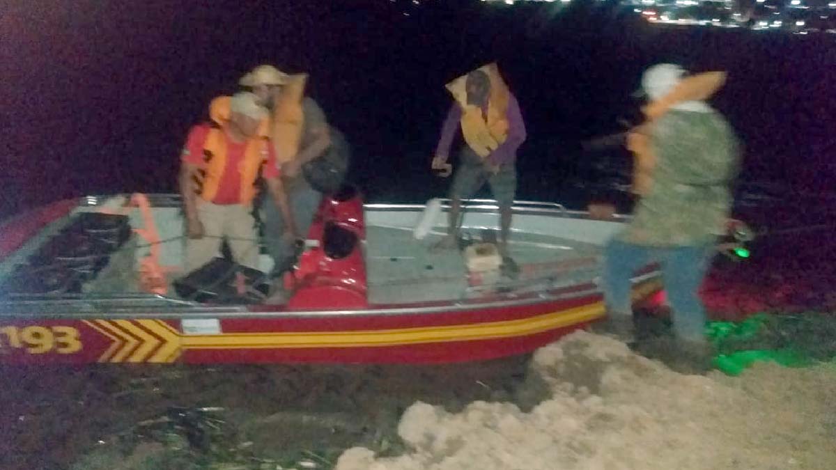 Você está visualizando atualmente Bombeiros resgatam pescadores surpreendidos pelo vento forte no Rio Paraguai