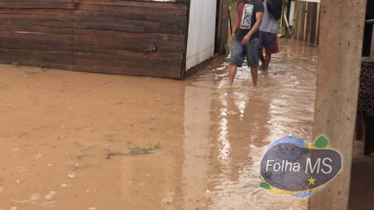 “Vem pedir voto aqui agora prefeito” diz morador em bairro inundado após chuva em Corumbá