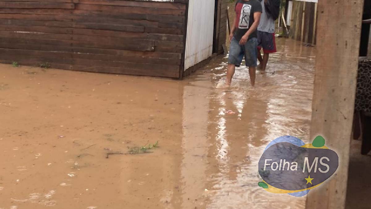 Você está visualizando atualmente “Vem pedir voto aqui agora prefeito” diz morador em bairro inundado após chuva em Corumbá