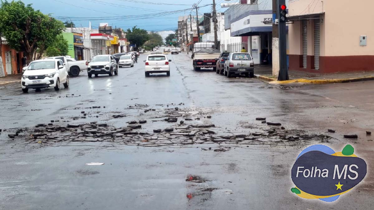 Você está visualizando atualmente Chuva desmancha “asfalto novo” no centro de Corumbá e empresa culpa drenagem