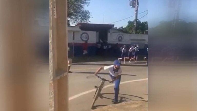 Adolescente invade escola cívico-militar e mata cadeirante com tiros e facadas