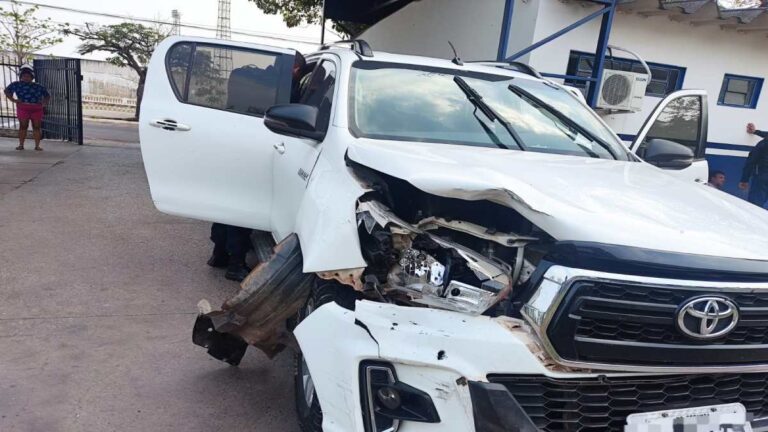 Após bater em veículos, motorista procura batalhão da PM e se diz “Perseguido”