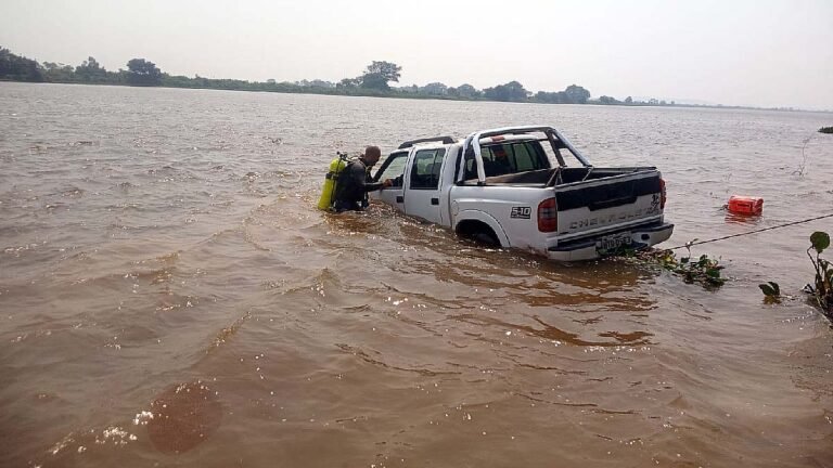 Vídeo| Bombeiros resgatam caminhonete que foi parar dentro do Rio Paraguai em Ladário