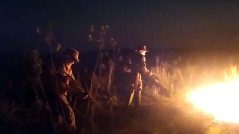 Equipes do Corpo de Bombeiros combatem focos de incêndios no Porto da Manga