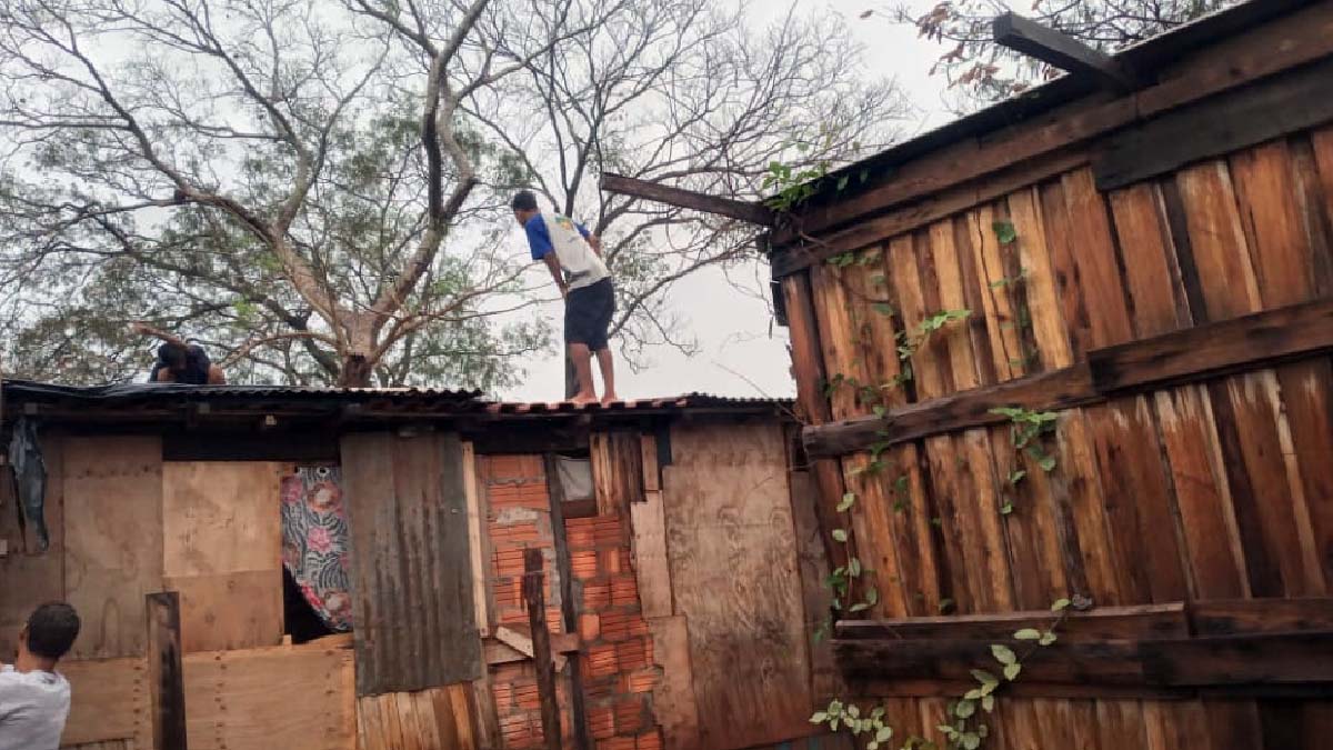 Você está visualizando atualmente Chuva causa estragos e projeto pede doação de lonas para atender famílias em Corumbá