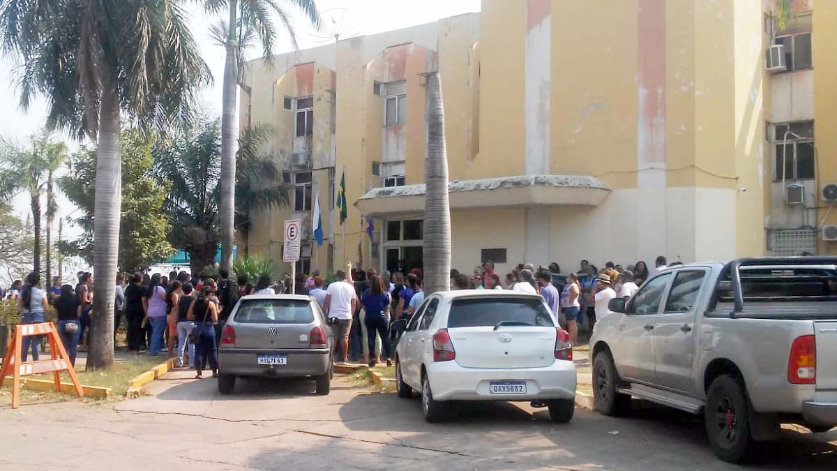 No momento, você está visualizando Por melhores condições de trabalho professores protestam em frente à prefeitura de Corumbá