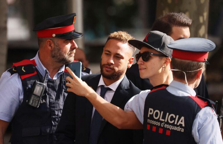 Neymar diz em julgamento que assinava todos os documentos que o seu pai mandava
