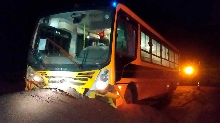 Crianças ficam feridas após ônibus escolar se chocar em barreira de minério em Corumbá