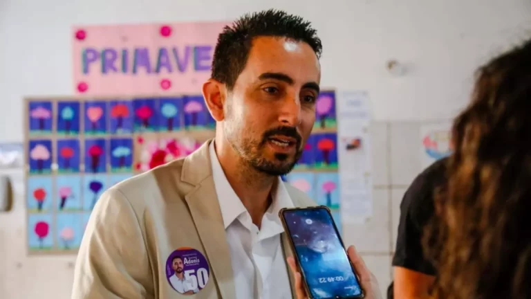 Adonis é o primeiro candidato ao governo a votar neste domingo de eleições