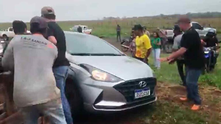 Homem tenta furar bloqueio, atira em meio a manifestantes e acaba preso pela PRF | vídeo