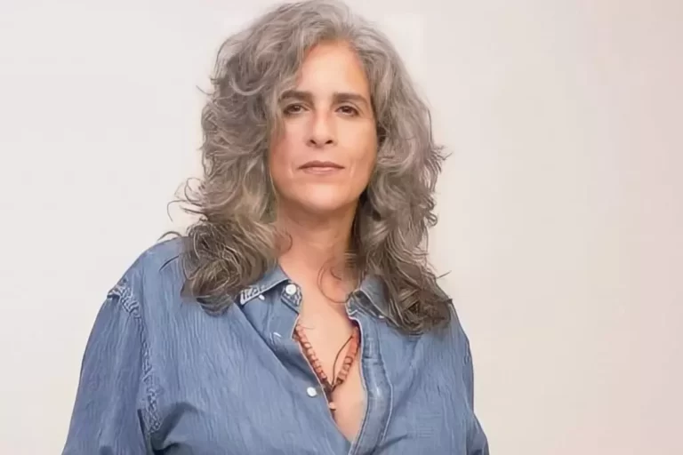 Lúcia Veríssimo compartilha foto beijando Cassia Kis: ‘Sim, foi verdade esse beijo’