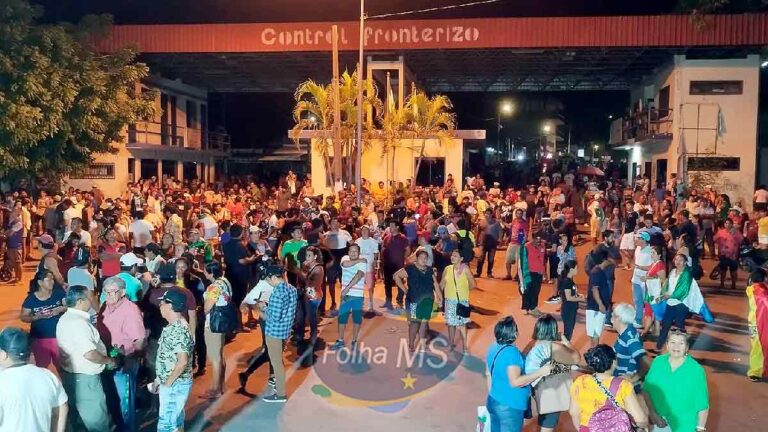 No 4º dia de protesto, manifestantes exigem renúncia de prefeito e vice na fronteira