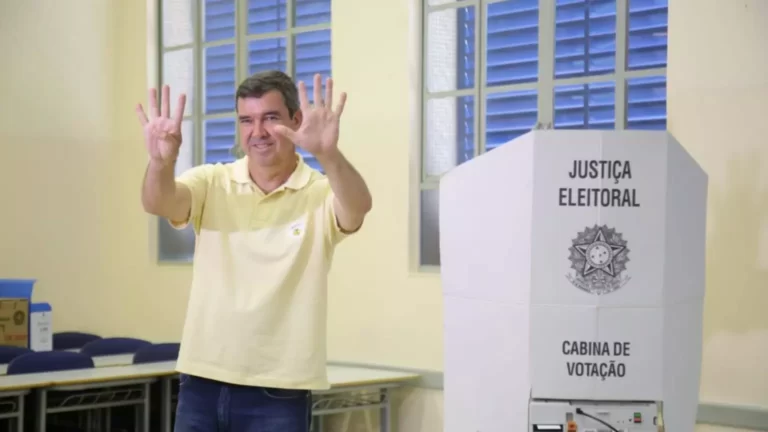 Riedel diz estar convicto de ida ao 2° turno e que acompanha apuração em casa