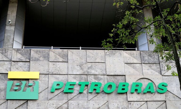 Gasolina sobe nos postos pela quarta semana seguida, mesmo sem reajuste da Petrobras
