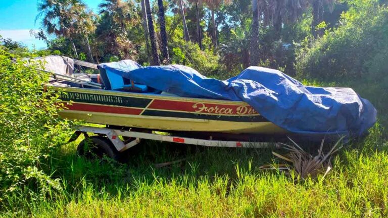 PM encontra barco furtado em terreno baldio de Ladário