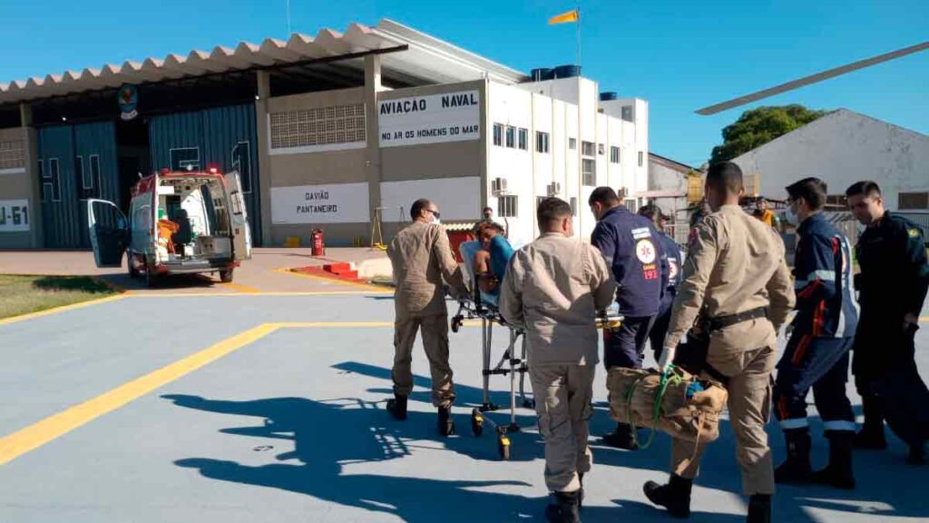 Marinha resgata duas pessoas feridas no Pantanal 2 evam2