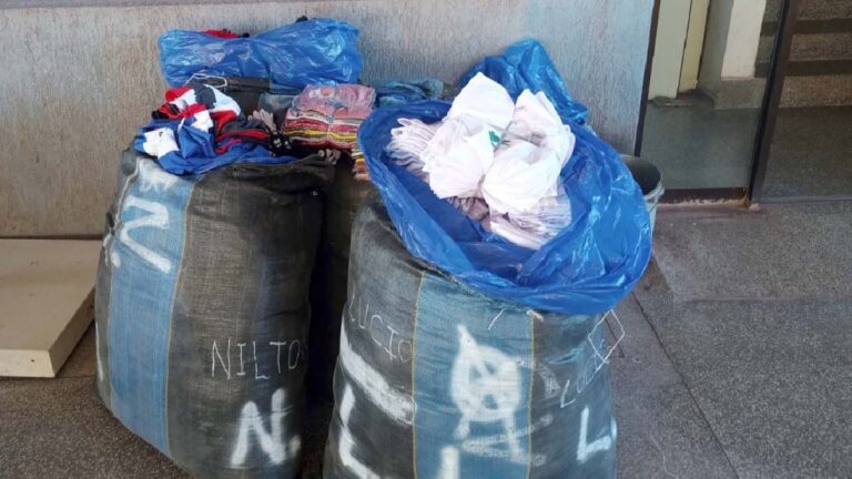 PM apreende fardos com roupas contrabandeadas da Bolívia