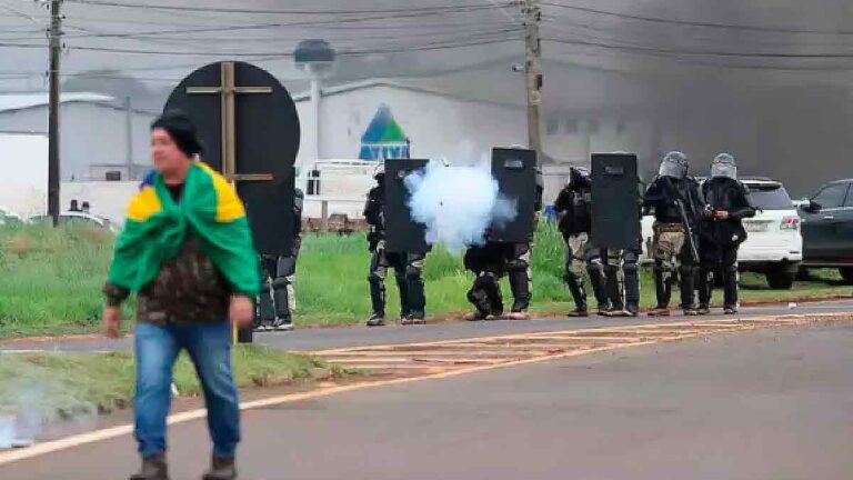 Manifestantes descumprem decisão judicial e PRF dispersa grupo com bombas de gás em MS