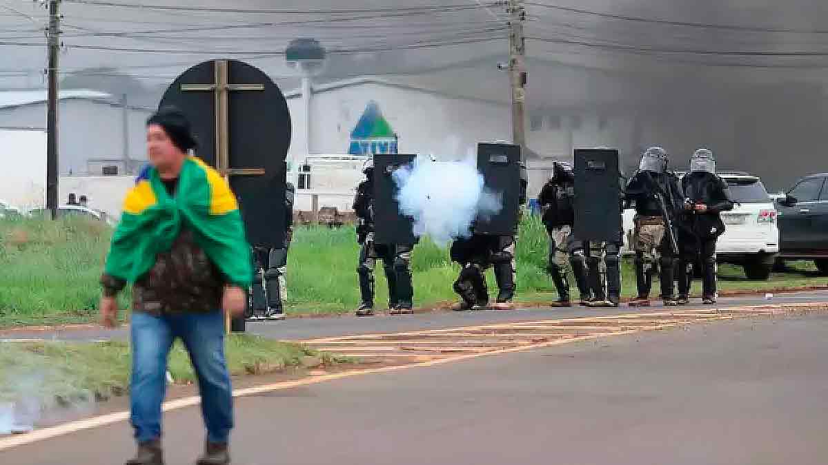 Você está visualizando atualmente Manifestantes descumprem decisão judicial e PRF dispersa grupo com bombas de gás em MS