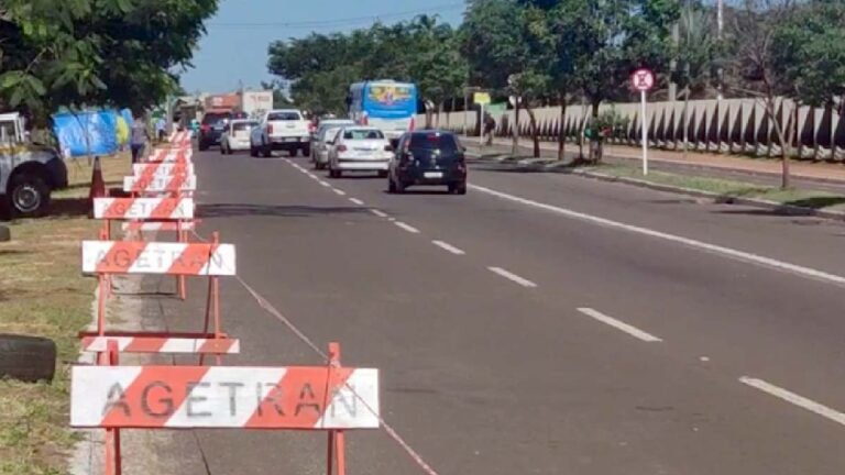 Polícia de Trânsito coloca cavaletes para evitar veículos sobre canteiro em frente ao CMO