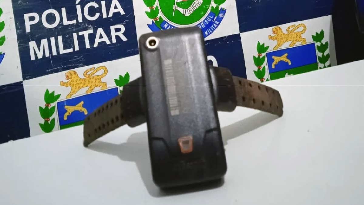 Homem é preso em Corumbá após ser denunciado por cortar tornozeleira eletrônica. Dispositivo foi encontrado danificado.