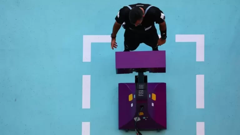 Copa do Mundo 2022: tecnologia avançada divide futebol entre VAR dos ricos e dos pobres, diz ex-árbitro