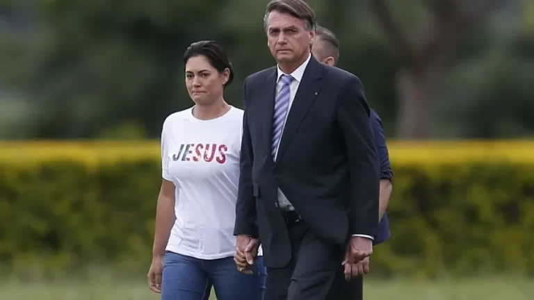 Bolsonaro decide não passar faixa a Lula e viajará para resort de Trump