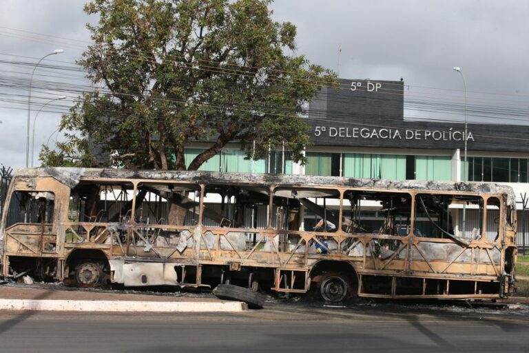 Vandalismo em Brasília foi praticado em parte por manifestantes de QG do Exército, diz governo do DF