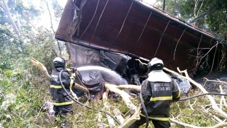 Bombeiros tentam acessar cabine de caminhão que pegou fogo na BR-262