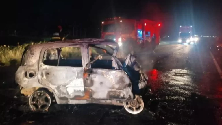 Motorista morre carbonizado na MS-134 ao colidir Uno contra carreta