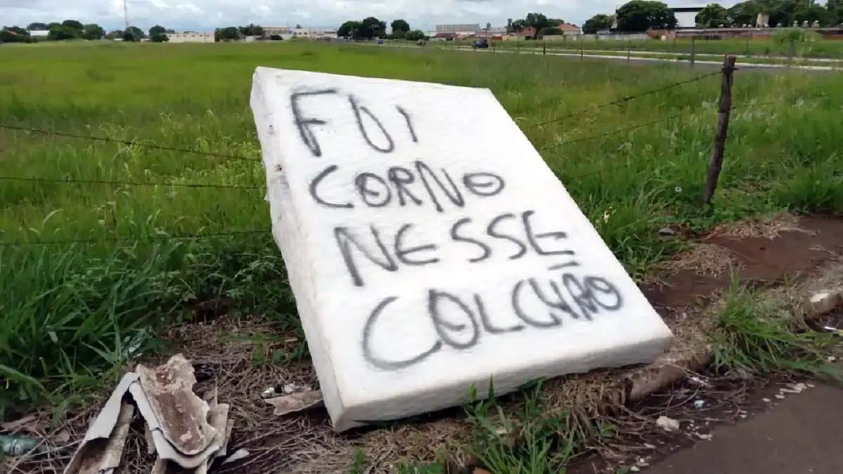 Leia mais sobre o artigo Indignado com traição “corno” joga colchão em terreno baldio em Campo Grande