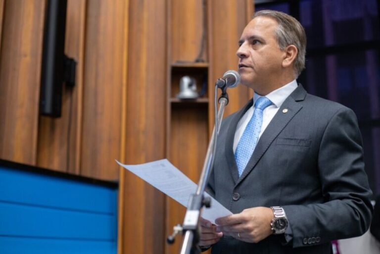 Deputado protesta contra pessoas trans usarem banheiros femininos nas escolas de MS