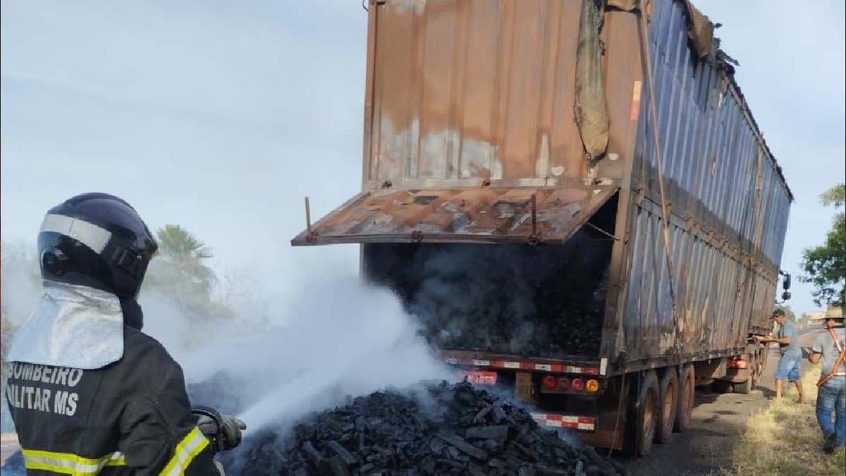 Você está visualizando atualmente Incêndio em carga de carvão mobiliza equipes do Corpo de Bombeiros de Corumbá