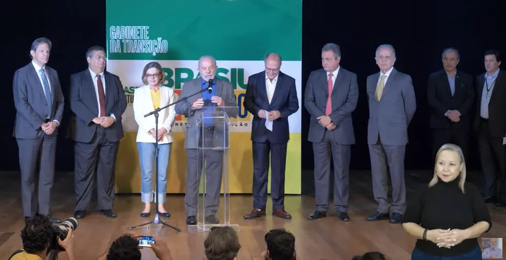 Você está visualizando atualmente Lula anuncia os primeiros ministros do futuro governo