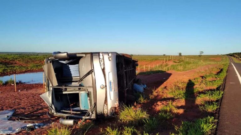 Ônibus com bolivianos que saiu de Corumbá tomba na MS-040 e deixa cinco feridos