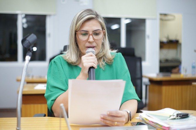 Vereadora pede que secretário explique contratação de empresa para manejo de resíduos sólidos