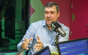 Governador Eduardo Riedel na radio Blink Foto Saul Schramm 01 300x190 1